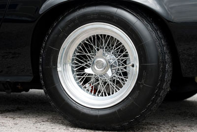 Borrani wire wheel with 3-eared knockoffs s/n 14555