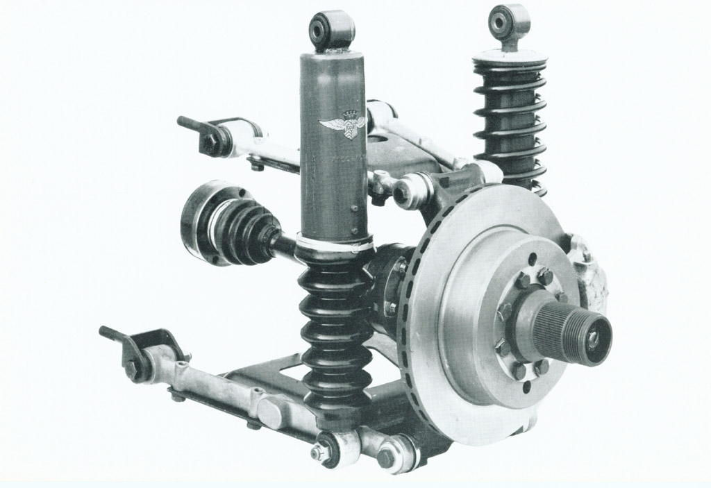Rear Suspension of 365 GTC/4. Rear suspension has self-leveling
device.